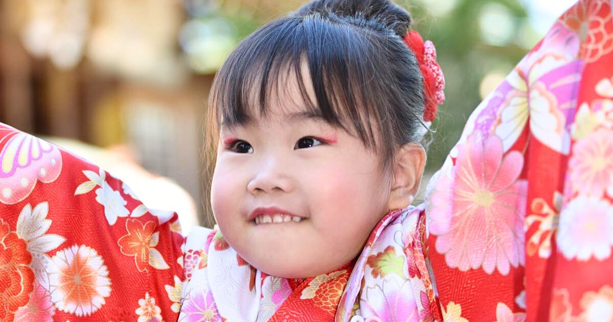 七五三の写真撮影で喜ぶ３歳女の子