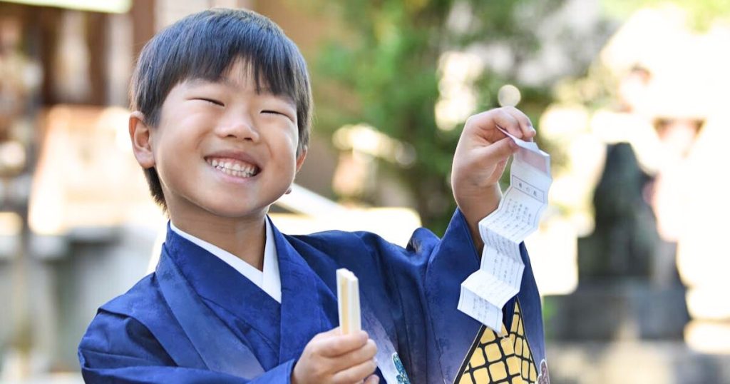 おみくじで大吉を引いて喜ぶ５歳の男の子