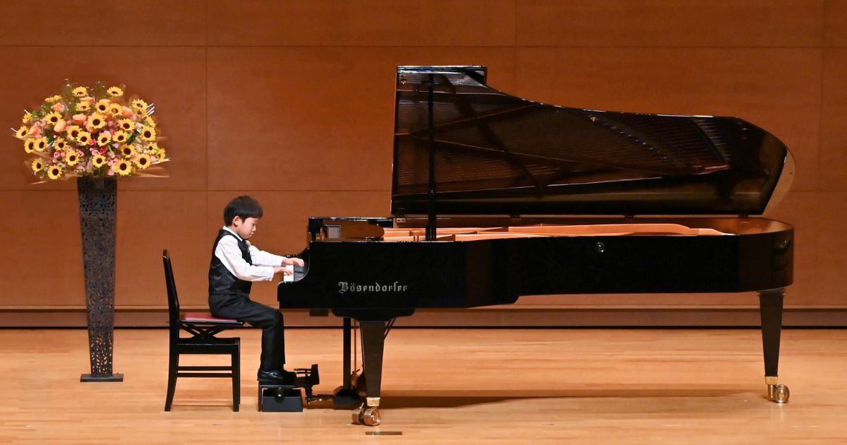 ピアノ発表会でピアノを演奏する男の子